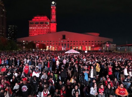 PHOTO 20,000 People At Mississauga Jurassic Park Watching The Raptors