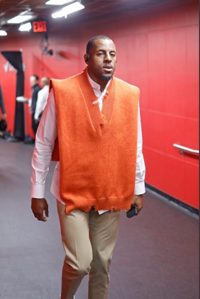 PHOTO Andre Iguodala Wearing Orange Ripped Sweater To Finals Game 1