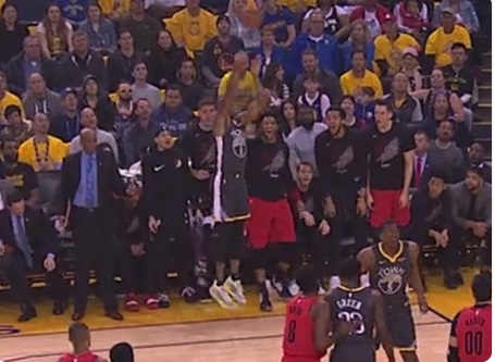 PHOTO Blazers Team Bench Contests Andre Iguodala Three