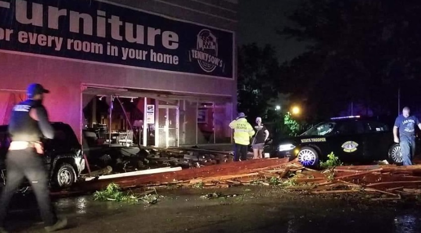 PHOTO Front Of Tennysons Furniture Hit By Tornado In Jefferson City