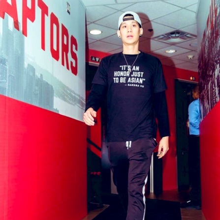 PHOTO Jeremy Lin Wearing A It's Just An Honor To Be Asian Shirt At The Finals