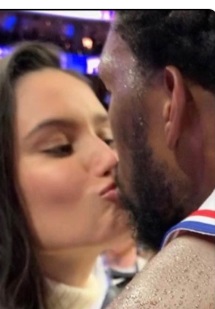 PHOTO Joel Embiid Kissing His Fiancee