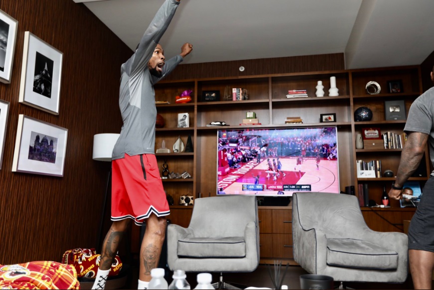 PHOTO Kevin Durant Standing Up On Injured Leg In His Living Room Celebrating Steph Curry Dagger Three That Sealed Series