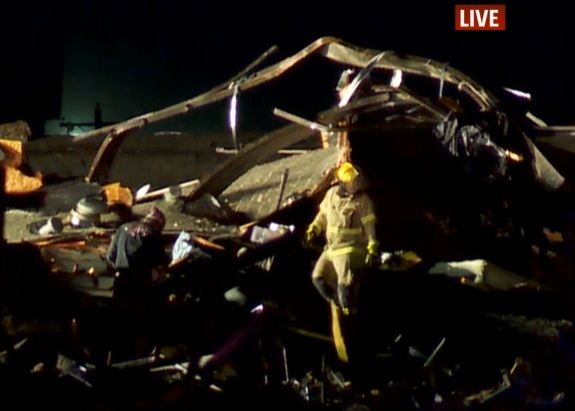 PHOTO Rescue Team Digging Through El Reno Hotel Debree Looking For 7 Trapped People Unaccounted For Unable To Find Anyone