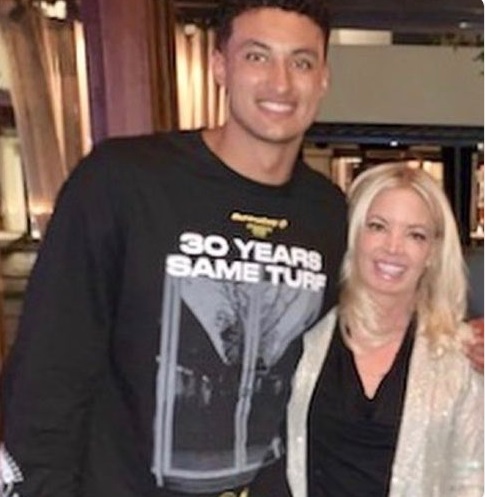 PHOTO Kyle Kuzma Hugs Goodbye To Jeanie Buss