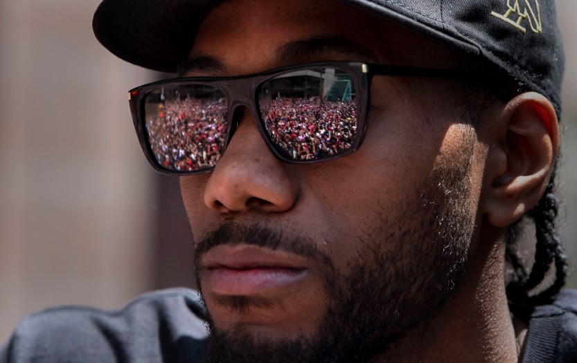 PHOTO Raptors Fans Reflecting Off Kawhi Leonard's Sunglasses At Raptors Parade