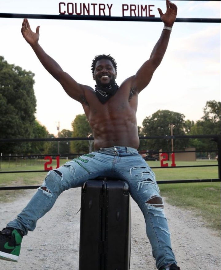 PHOTO Anthonio Brown Sitting On Suitcase At His Ranch