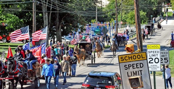 PHOTO Amish In Old School Dresses Rallying For Trump In The Streets