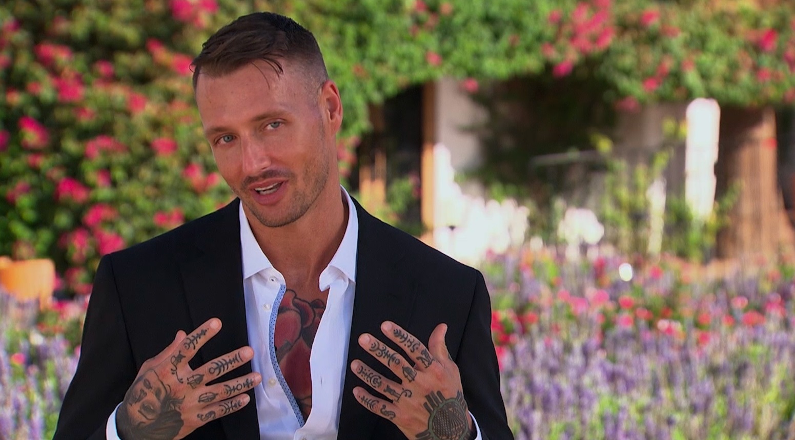 PHOTO Dude On The Bachelorette Has Finger Tattoos On Every Single Finger