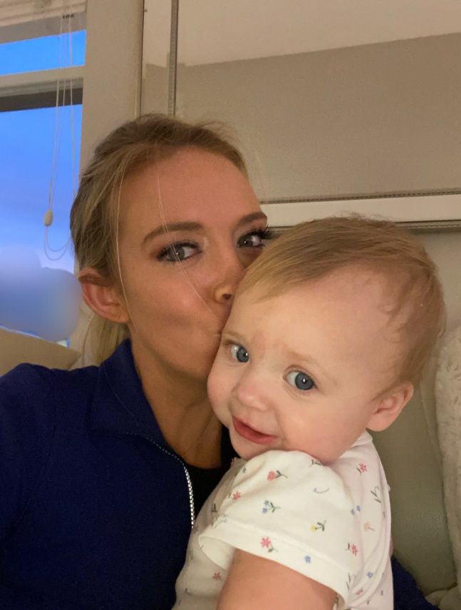 PHOTO Kayleigh McEnany Kissing Her Daughter On The Cheek Without Makeup On