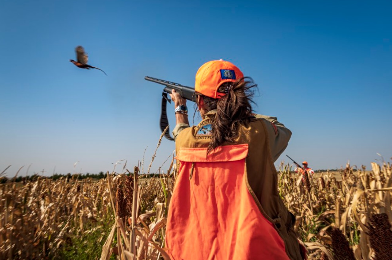 PHOTO Kristi Noem Holding A Rifle