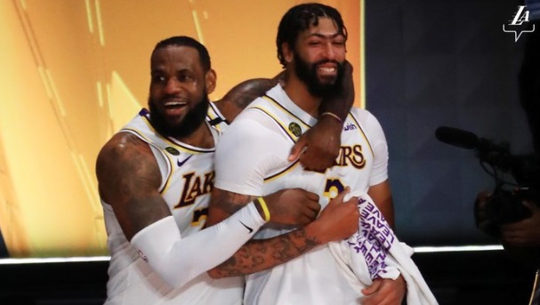 PHOTO Lebron James Hugging Anthony Davis After Lakers Win 2020 Title