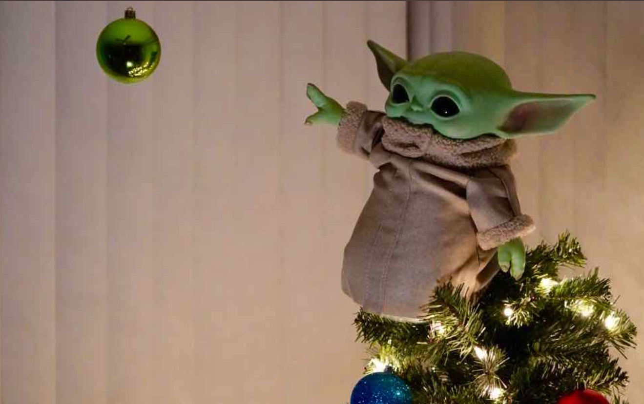 PHOTO Baby Yoda On The Top Of The Tree