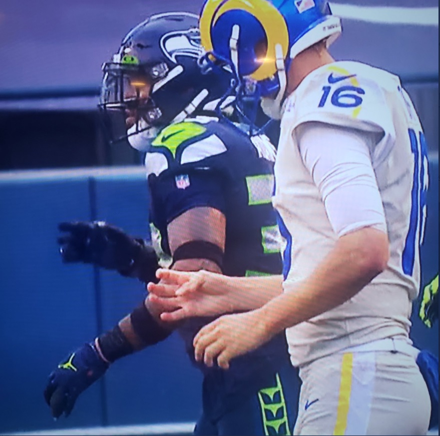 PHOTO Jared Goff Holding His Dislocated Thumb