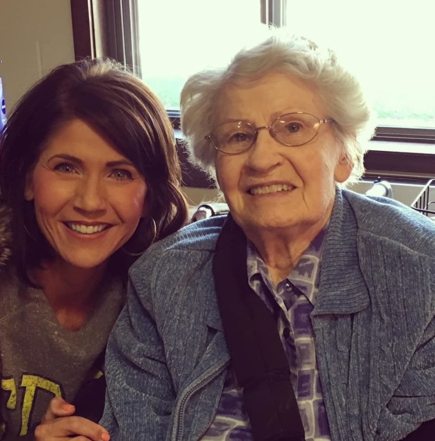 PHOTO Krisi Noem Took A Picture With An Elderly Women And Didn't Wear A Mask