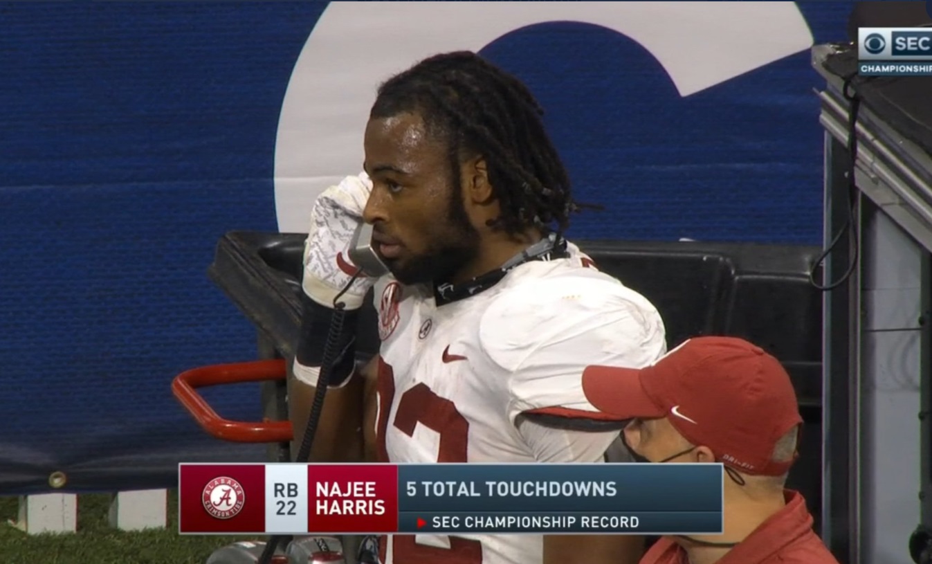 PHOTO Najee Harris On The Phone On The Sideline