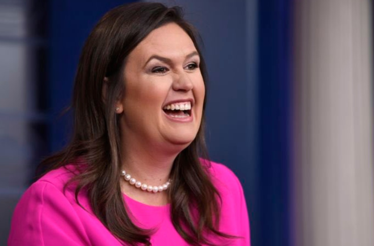 PHOTO Sarah Sanders Laughing At Kayleigh McEnany While She Was At The Podium