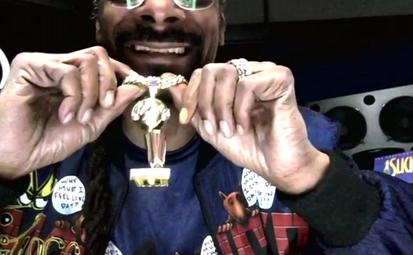 PHOTO Snoop Dogg's 100% Pure Gold NBA Championship Trophy Necklace