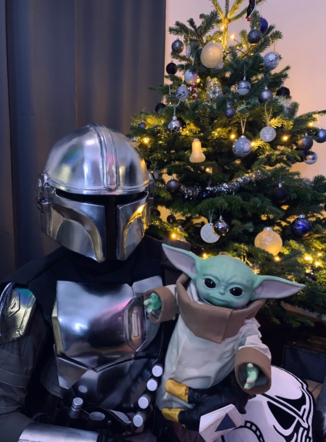 PHOTO The Mandalorian Holding Baby Yoda Under The Christmas Tree