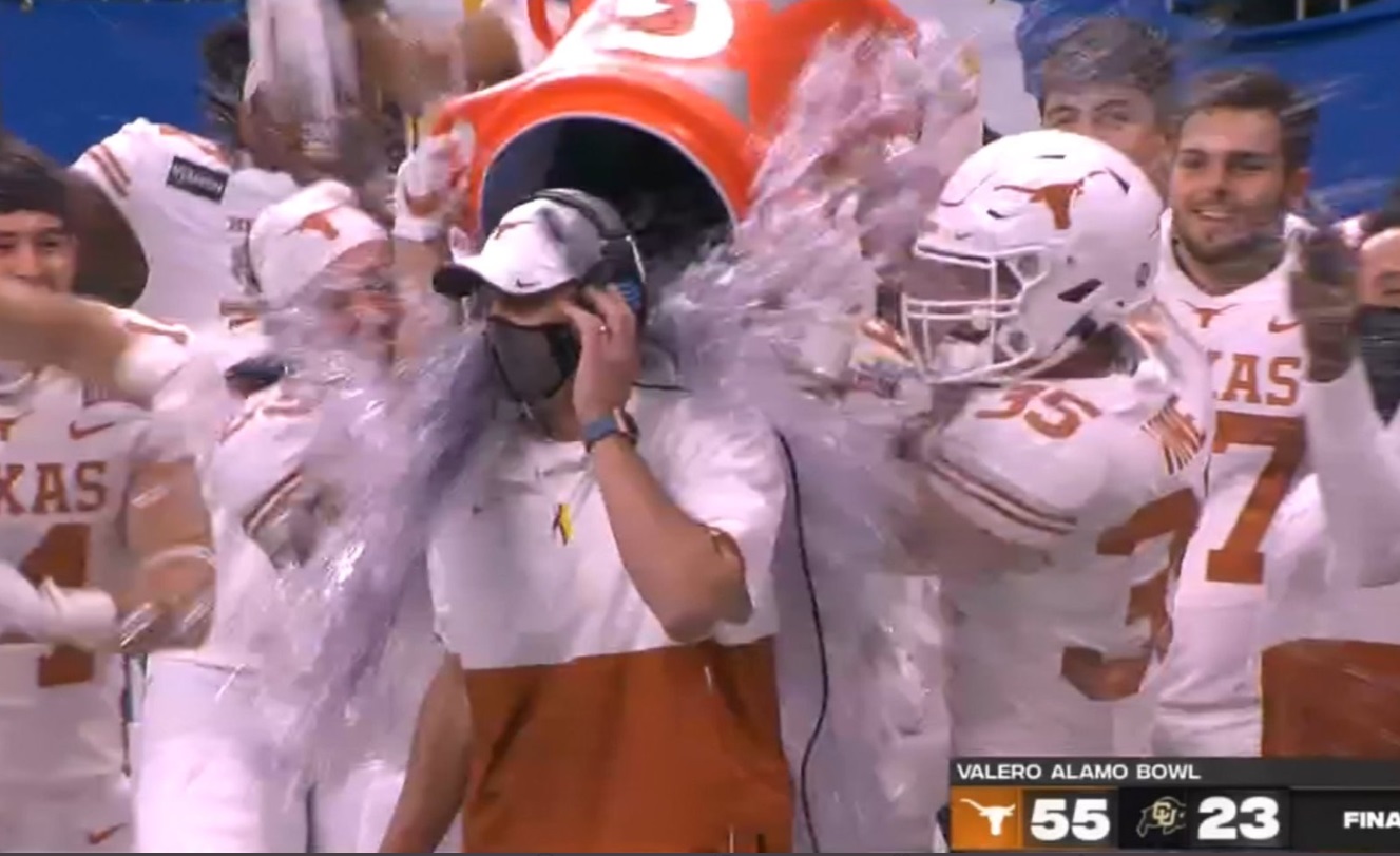 PHOTO Tom Herman On The Phone On Sideline As He Gets Ice Bath During Alamo Bowl