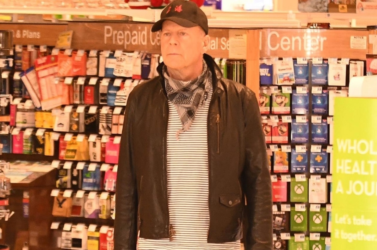 PHOTO Bruce Willis Walked Into Walgreen's Pharmacy Without Wearing A Mask