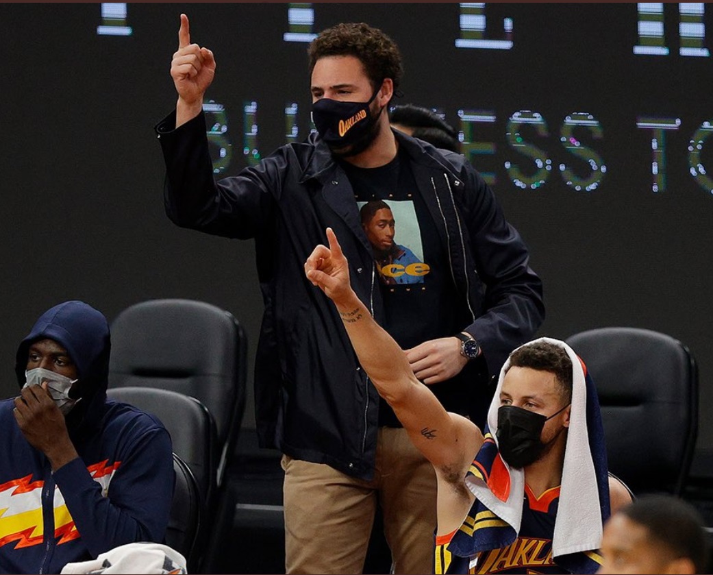 PHOTO Klay Thompson With The Solid Shirt Selection Watching Game From Sideline