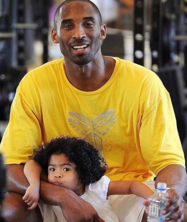 PHOTO Kobe Bryant Drinking Fiji Water With His Daughter Coco