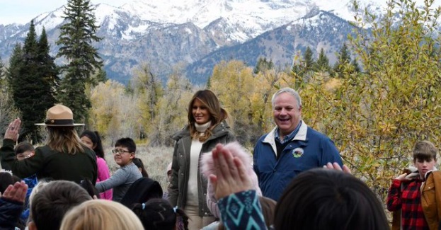 PHOTO Melania Trump Blending In At A Mountain Town