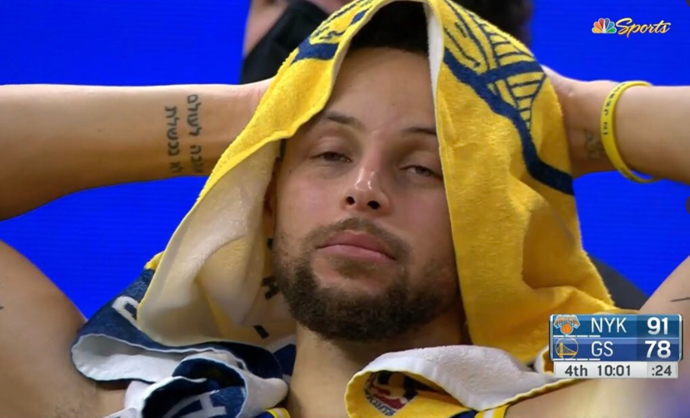PHOTO Steph Curry Holding His Head Watching Warriors Get Blown Out By Knicks