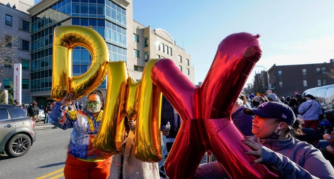 PHOTO Balloons That Spell DMX Outside New York Hospital He Is In