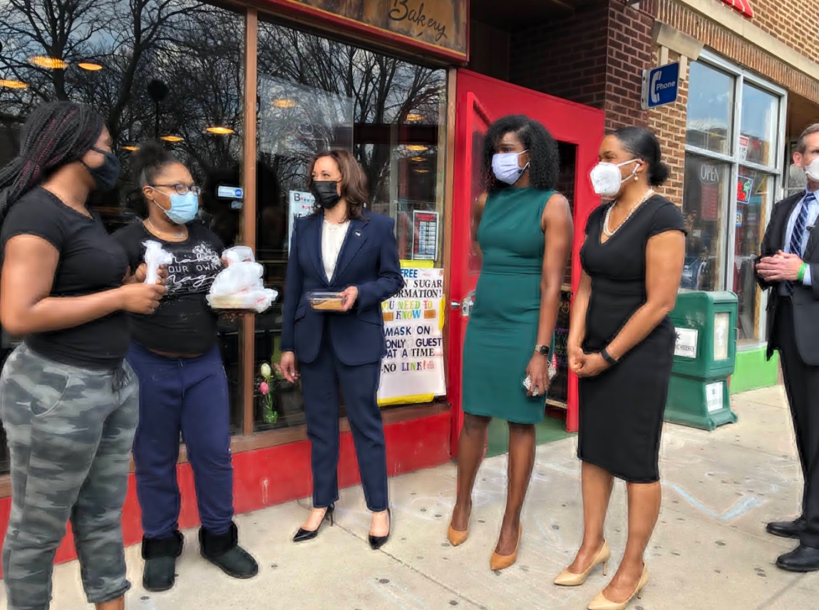 PHOTO Kamala Harris At Browm Sugar Bakery On 75th In Chicago Tuesday