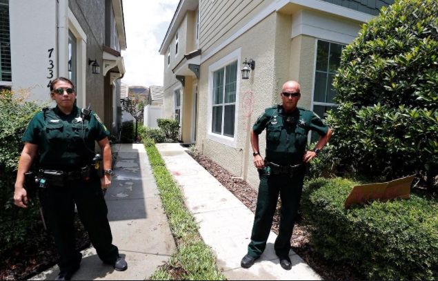 PHOTO Police Officers Defending Derek Chauvin's House