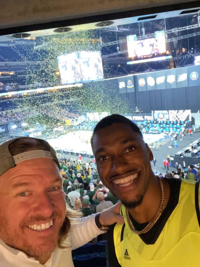 PHOTO Robert Griffin With Chip Gaines At Baylor Gonzaga National Title Game