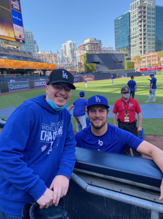 PHOTO Trevor Bauer Is Very Nice To Dodgers Fans In San Diego At The Game