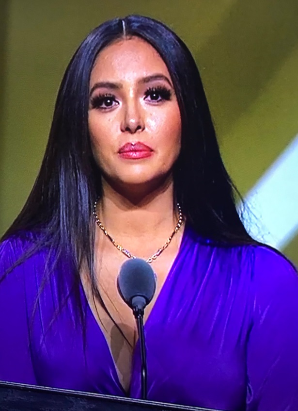 PHOTO Close Up Of Vanessa Bryant's Greasy Face At HOF Induction Ceremony