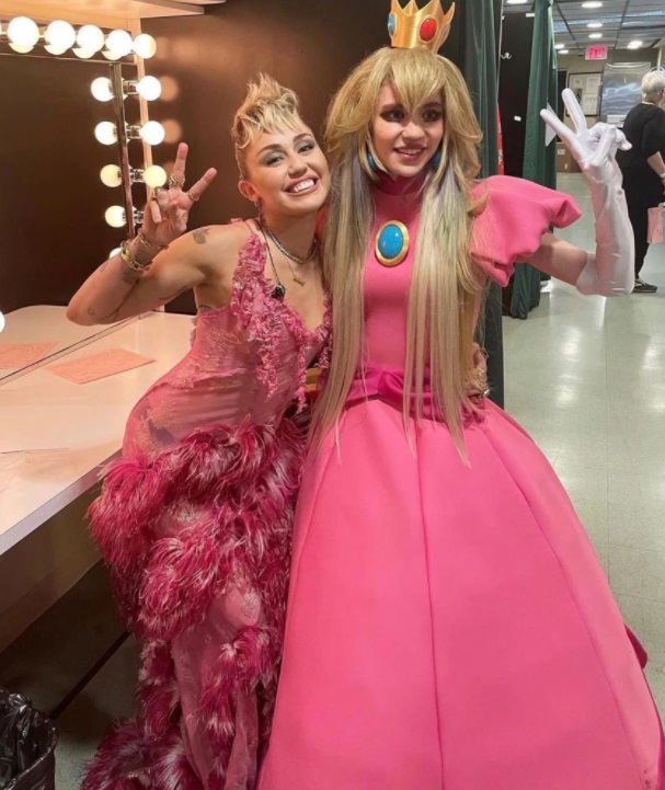 PHOTO Grimes Dressed Up As Princess Peach