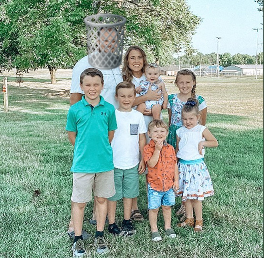 PHOTO Josh Duggar With A Trash Can Over His Head Surrounded By His Family