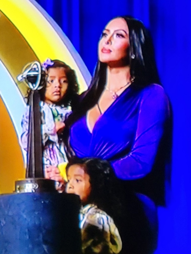 PHOTO Vanessa Bryant Holding Her Kids As They Look Confused During Hall Of Fame Induction Ceremony