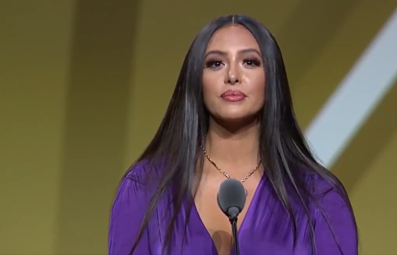 PHOTO Vanessa Bryant Looking Like A Flawless Cute Bae During Kobe's Hall Of Fame Induction Speech