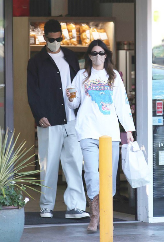 PHOTO Devin Booker Went To Coffee Shop With Kylie Jenner In Bel Air California And Didn't Even Order Anything