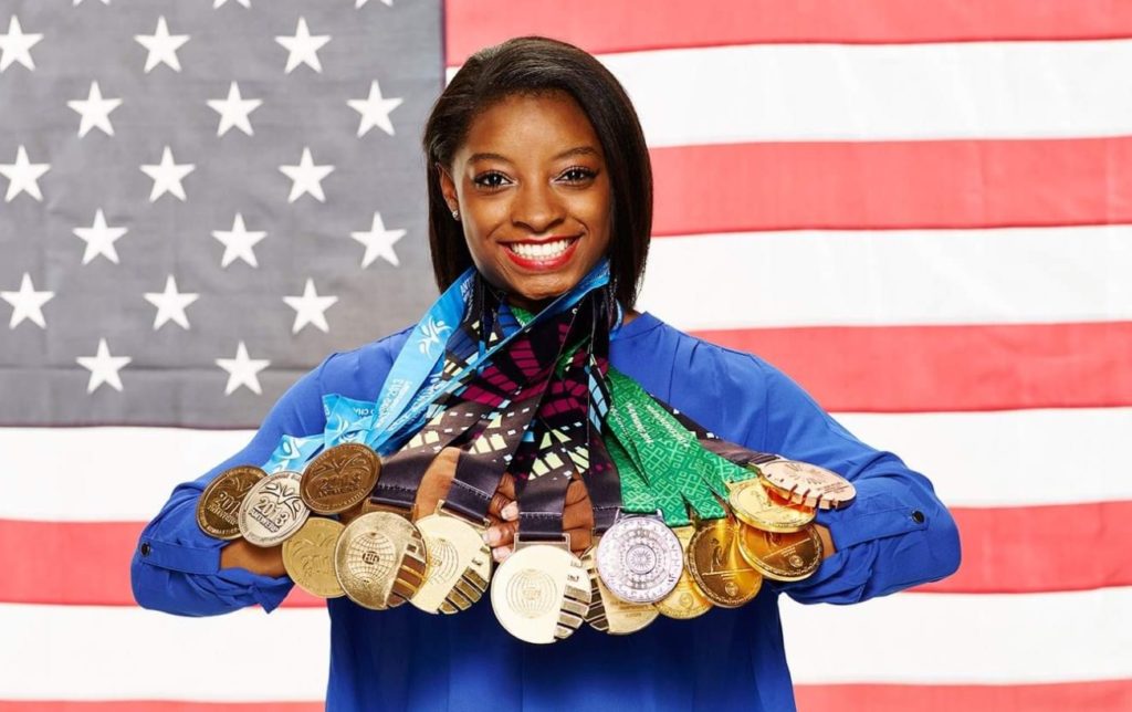 PHOTO Simone Biles Holding All The Olympic Medals She Won At The Same Time