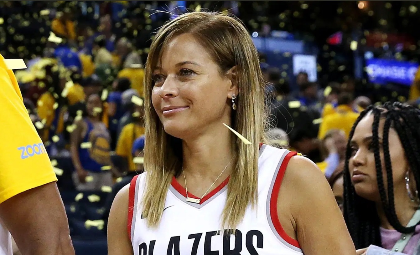 PHOTO Close Up Of Sonya Curry Showing Some Skin In A Portland Trailblazers Jersey