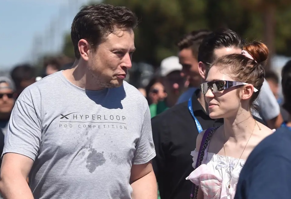 PHOTO Elon Musk Wearing Hyperloop T-Shirt While Vacationing In Italy