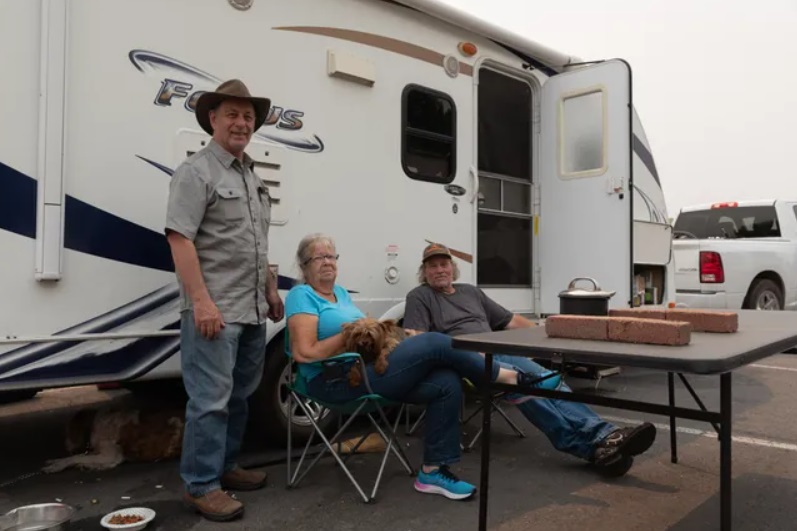 PHOTO Greenville CA Residents Camping Out In Susanville Parking Lots