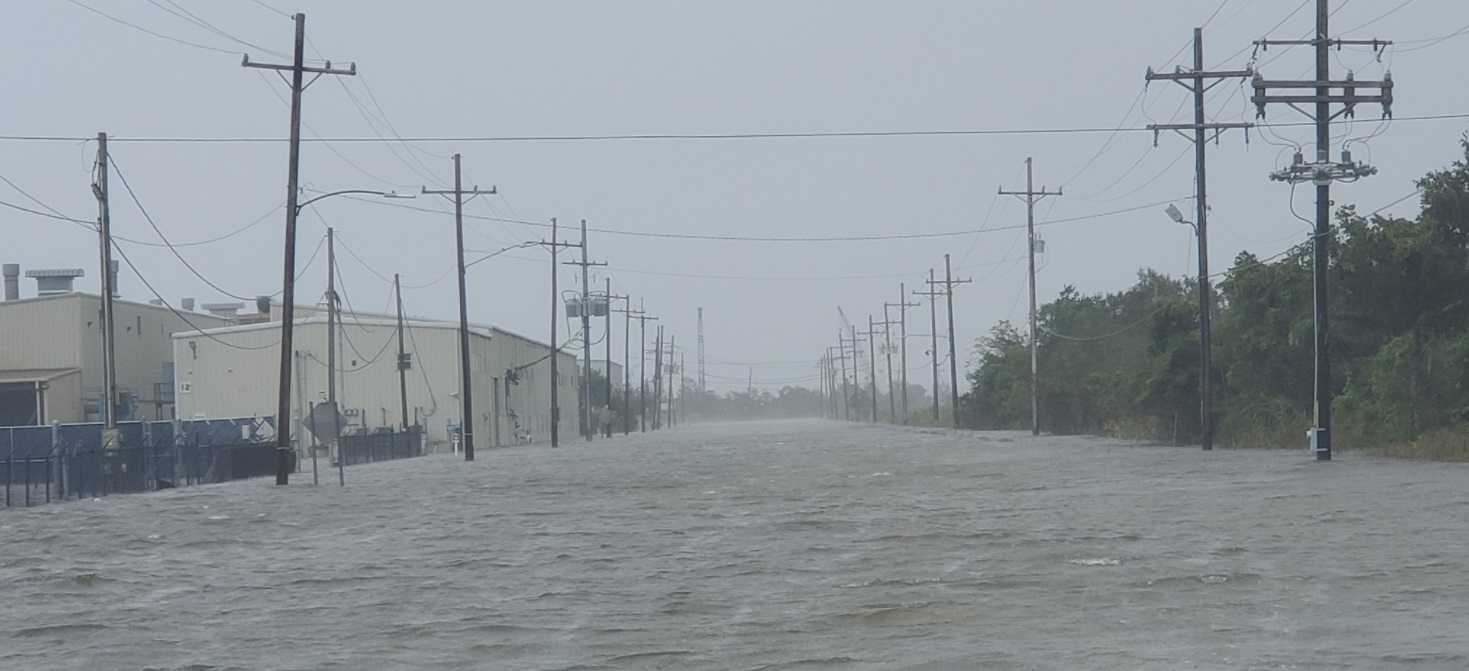 PHOTO Hwy 90 In New Orleans Looks Like An Ocean With The Amount Of Water On The Road