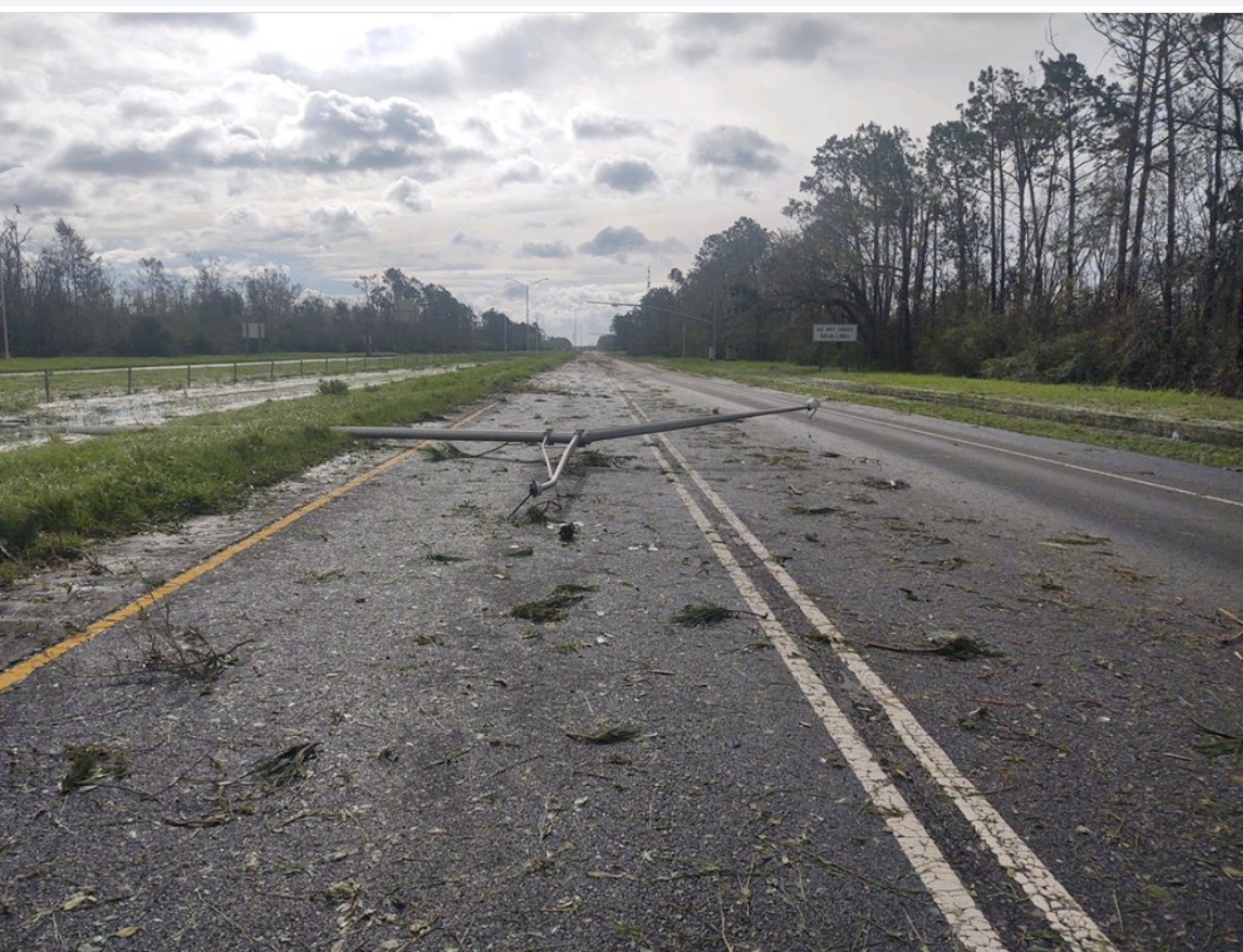 PHOTO Light Poles Blocking The Road On I-10 In LaPlace