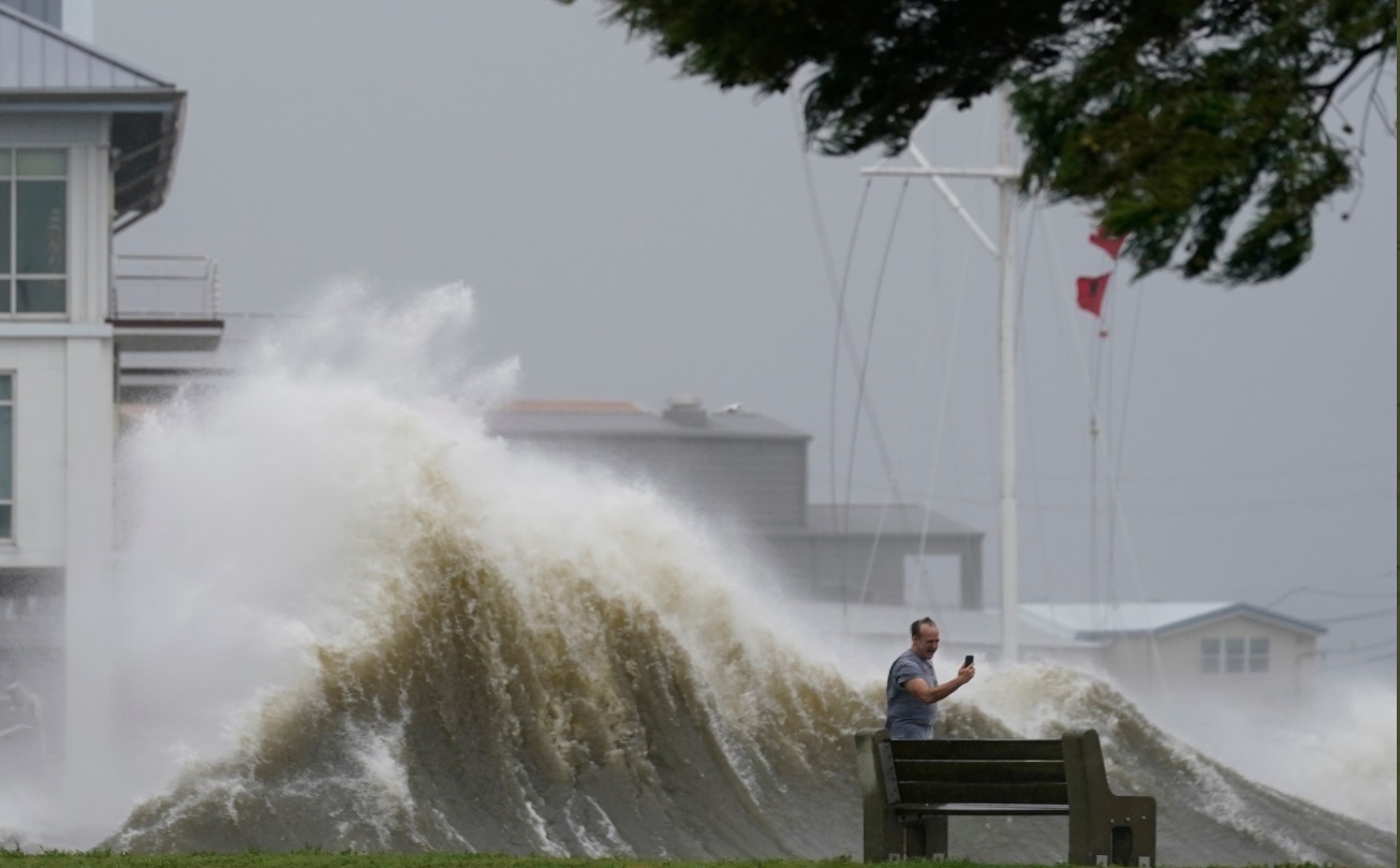 PHOTO Of Waves 10 Feet High On Lake Pontchartrain As Hurricanes Hit