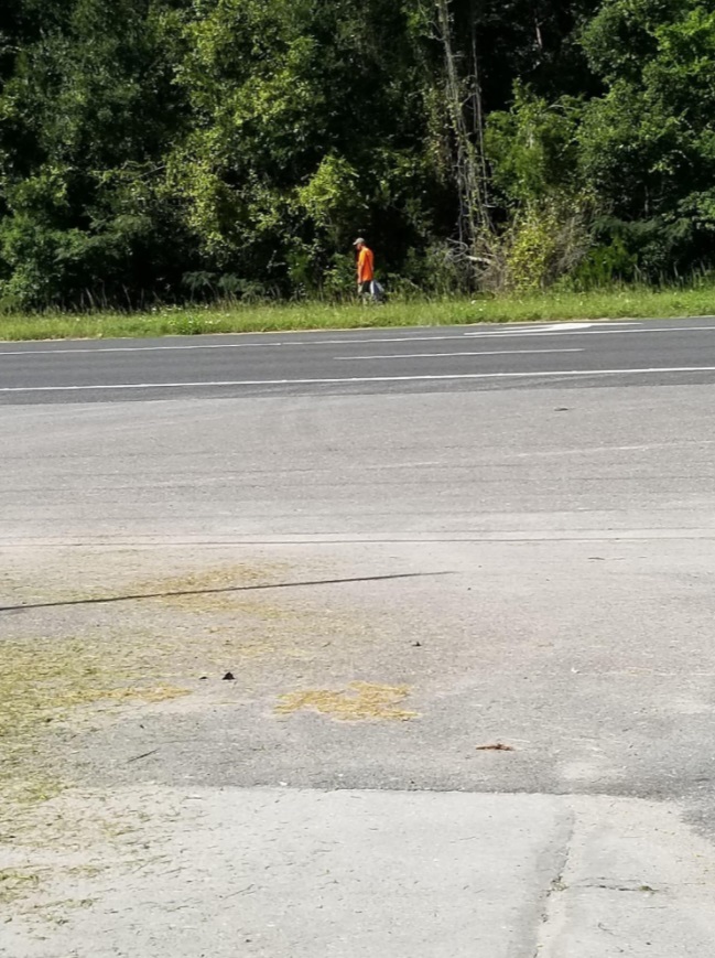 PHOTO Brian Laundrie Holding His Arm Up To His Face Runs Into Woods In Florida And Doesn't Come Out For 7 Minutes