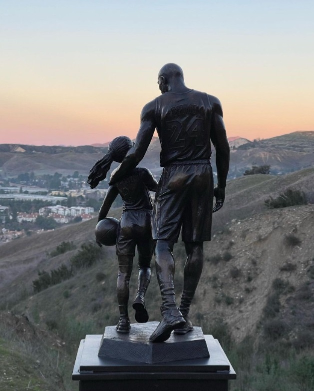 PHOTO Kobe Bryant Bronze Statue On Hill Kobe Bryant Died On As Sun Sets ...