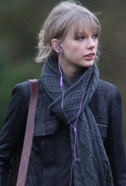 PHOTO Taylor Swift Doesn't Even Use Airpods In 2022